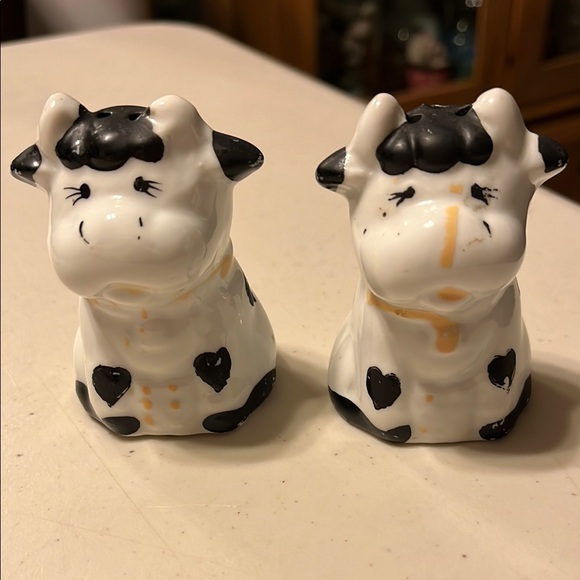 Cow Salt and Pepper Shakers - Black and White. Vintage - Picture 1 of 8